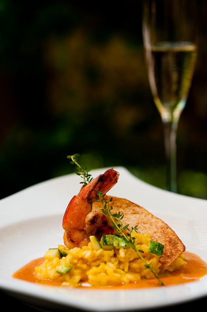 Camarão flambado ao molho bisque com risoto de zucchini e chips de inhame 680x1024 - Almoço especial harmonizado com champagne