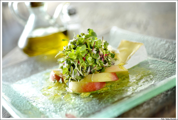 Salada com pêssegos e Coulommiers Tadeu Brunelli home - Salada de folhas, queijo e fruta