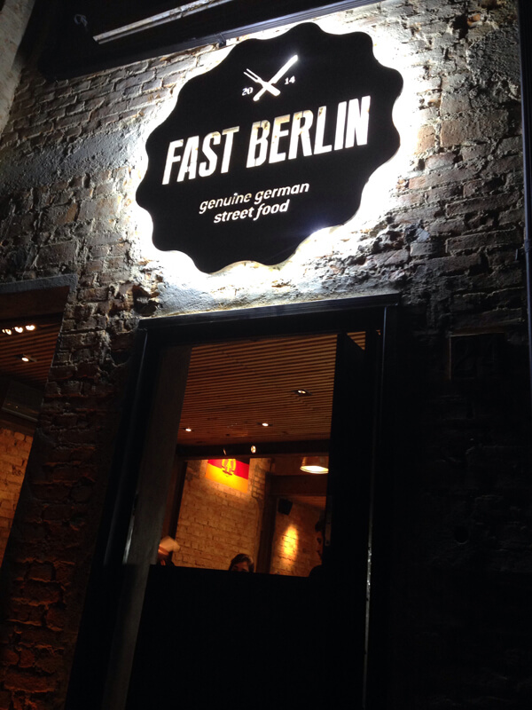 Fast Berlin1 foto Cuecas na Cozinha - Fast Berlin - restaurante com comida de rua alemã